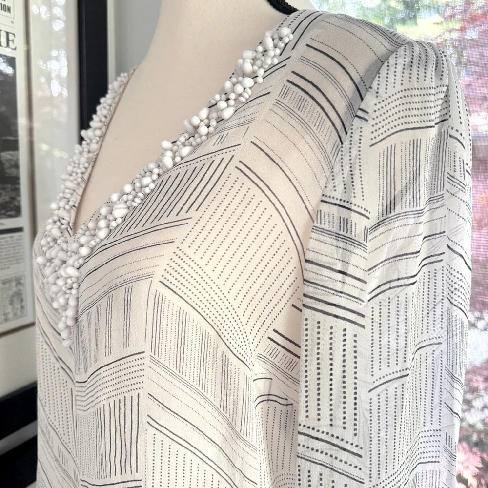Banana Republic White Silk Blouse Navy Pattern Beaded V-Neck Size Medium - Picture 6 of 15